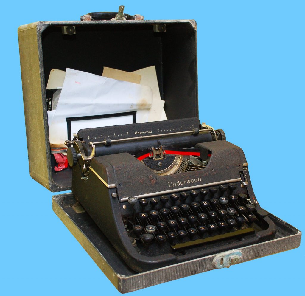 Black Underwood manual typewriter from 1945, the kind of machine used to save in classic Resident Evil